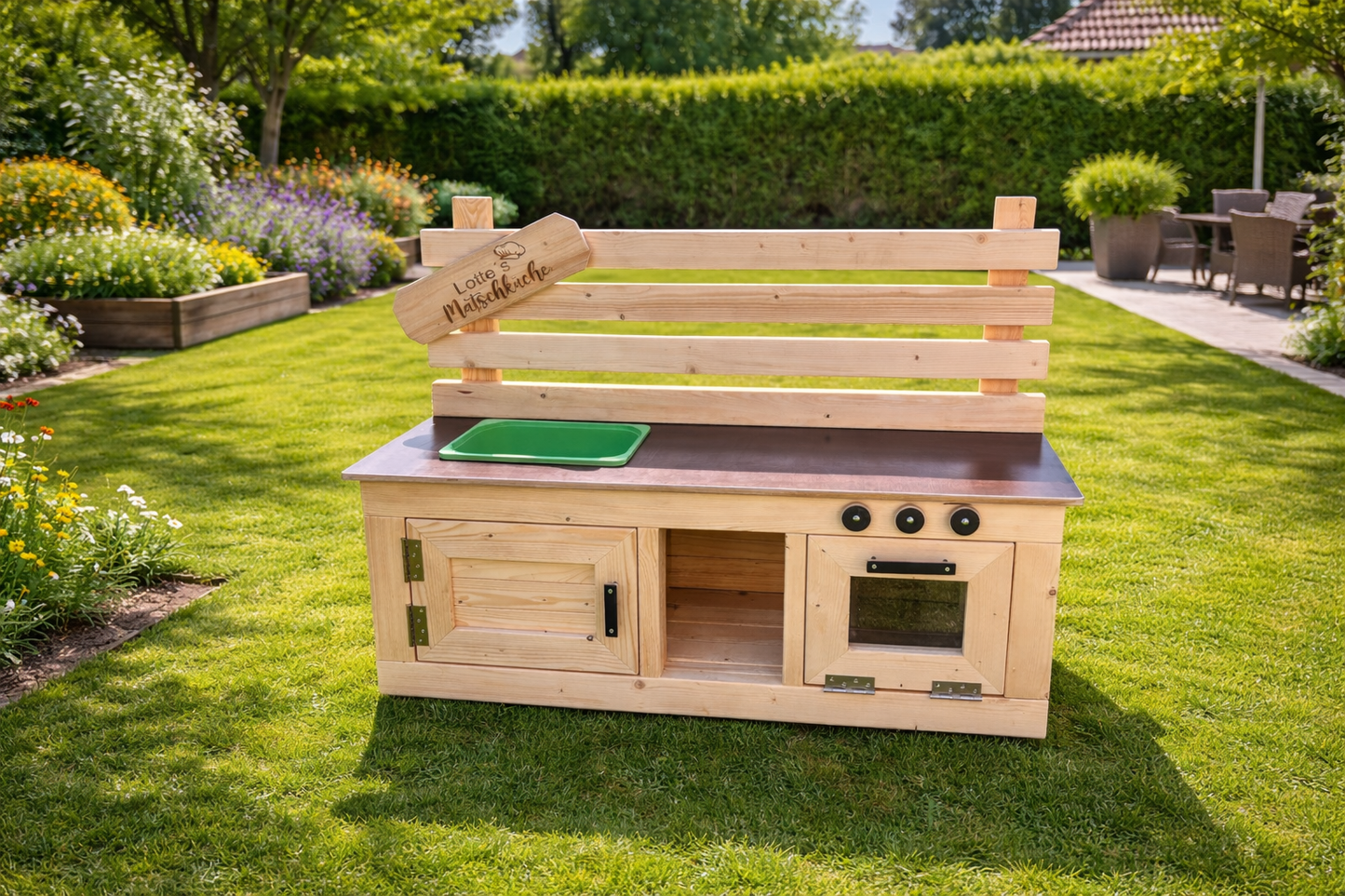 Handgefertigte Matschküche aus massivem Holz für den Garten