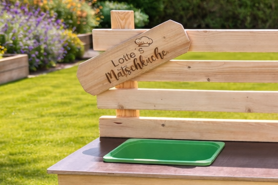 Personalisiertes Namensschild aus Holz für Matschküche
