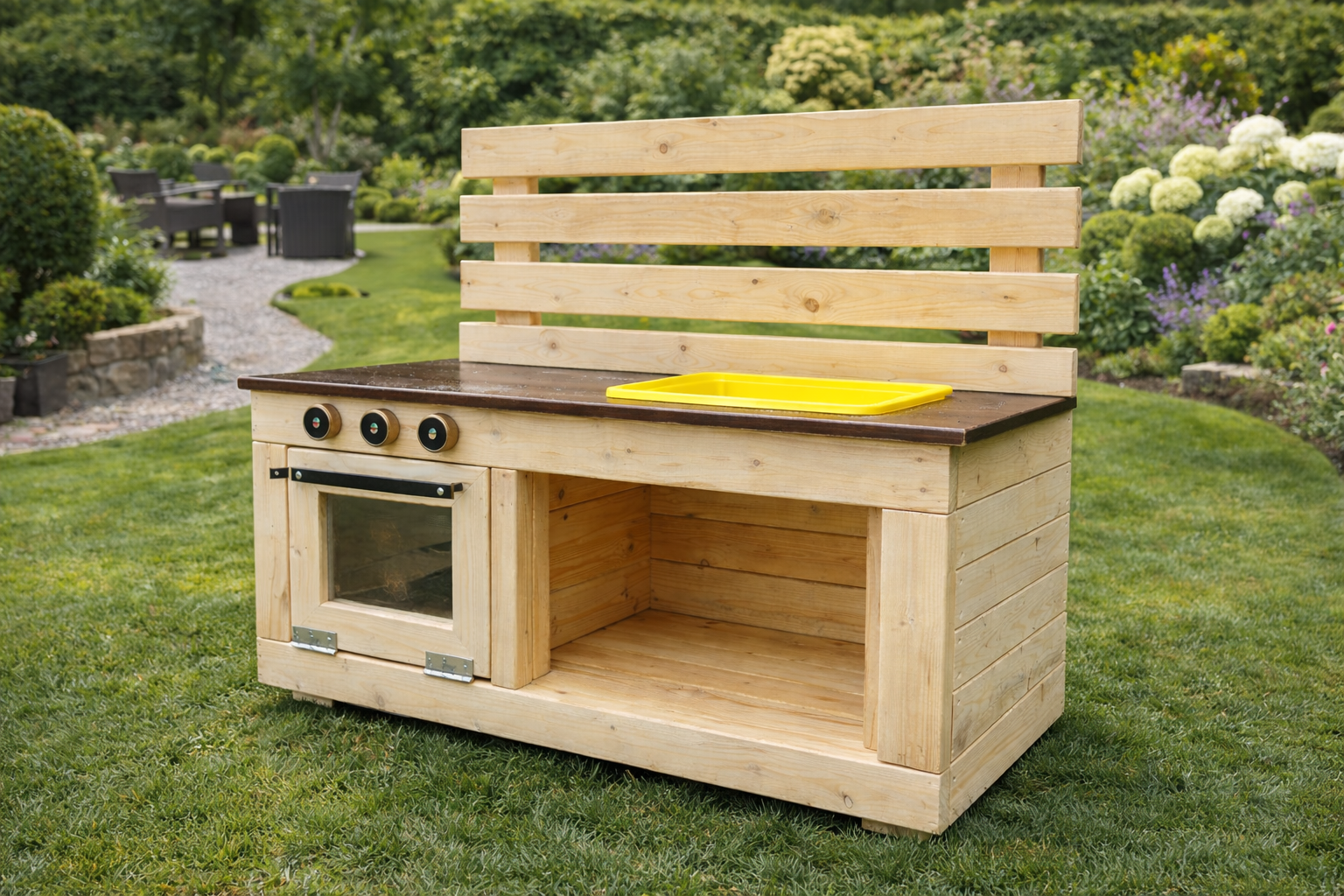 Handgefertigte Matschküche aus massivem Holz für den Garten